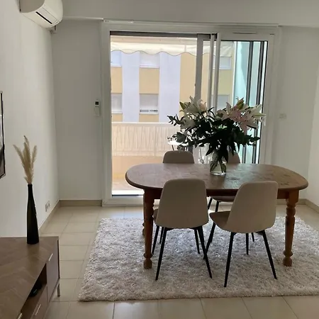 Le Niquet Spacious 2-bedroom In The Heart Of Apartamento Antibes